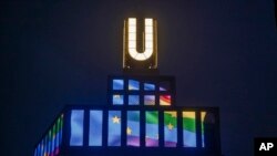 Turnul din Dortmund, compozia „Imagini zburătoare” a artistului Adolf Winkelmann. Miercuri, 23 iunie, în timpul meciului Germania - Ungaria din Euro 2020, multe clădiri din Germania au fost iluminate în culorile LGBTQ, în semn de solidaritate.
