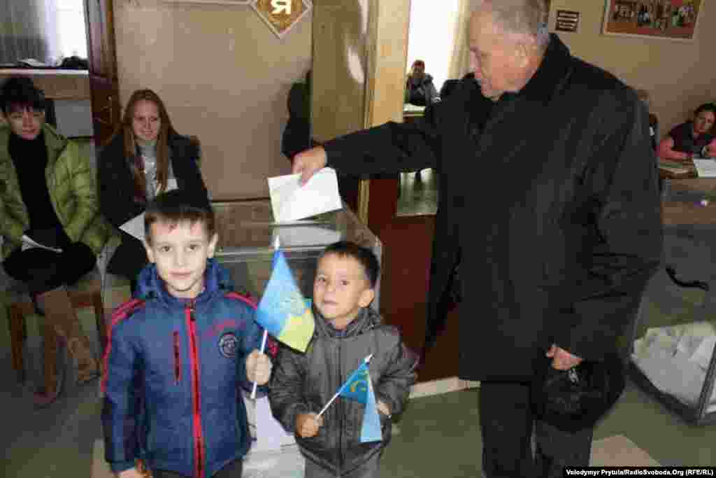 Кримчани голосують на виборчій дільниці у Херсоні