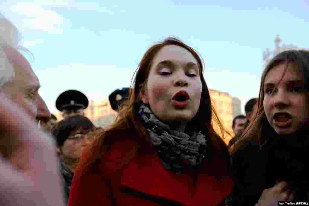 Антивоенные пикеты в Москве. У девушки справа был только один аргумент в споре с противниками войны - "А кто сегодня может заменить Путина?"
