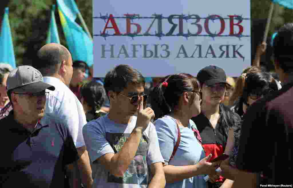 6 шілде таңертең биліктегі "Нұр Отан" партиясы Алматыда рұқсат етілген митинг өткізіп, "елді арандатушыларды" сынаған. Митингіге қатысушылар "Әблязов нағыз алаяқ", "Соғысқа қарсымыз", "Экстремисті қолдама" деген жазуы бар плакат ұстап тұрды. 