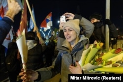 Një grua në Novi Sad, mes lotësh, mirëpret studentët që kanë arritur në këmbë nga Beogradi në Novi Sad dhe u jep lule, 31 janar 2025.