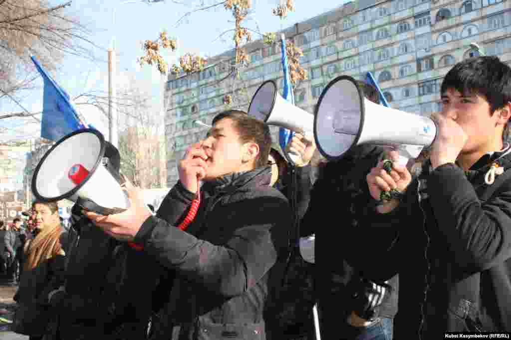 Сторонники опальных депутатов