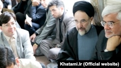 محمدرضا عارف (راست) همراه با محمد خاتمی، رییس جمهوری پیشین ایران.