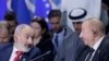 Kryeministri armen, Nikol Pashinian (majtas) dhe presidenti i Azerbajxhanit, Ilham Aliyev.