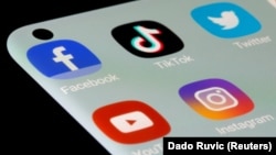 Ikone društvenih mreža na telefonu, ilustracija