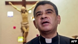 Među sveštenicima koji su oslobođeni je i biskup Rolando Álvarez, koji je bio u zatvoru skoro godinu dana.