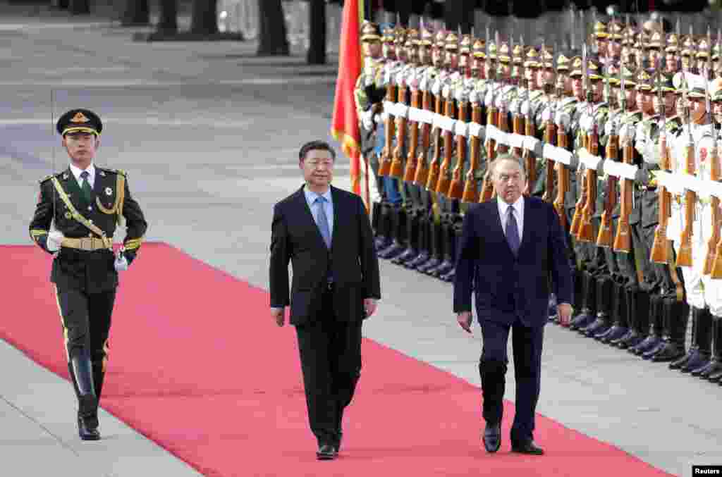 Си Цзиньпиннің Назарбаевты қарсы алған сәт. 