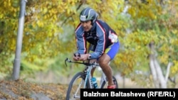 Бизнесмен Муратхан Токмади на чемпионате по любительскому триатлону Almaty Triathlon. 