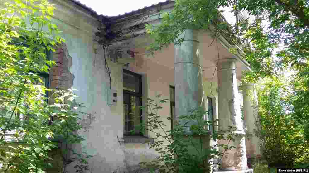 Карлагтың шені төмен офицерлерінің үйі. Қазір мұнда қарапайым адамдар тұрады. Ағаш арасынан толық көрінбегенімен, үйдің тозыңқырағаны байқалады. 