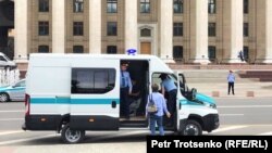 Алматыдағы ескі алаңда тұрған полиция көлігі.