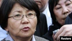 Голова тимчасового уряду Роза Отунбаєва. Бішкек, 9 квітня 2010 року