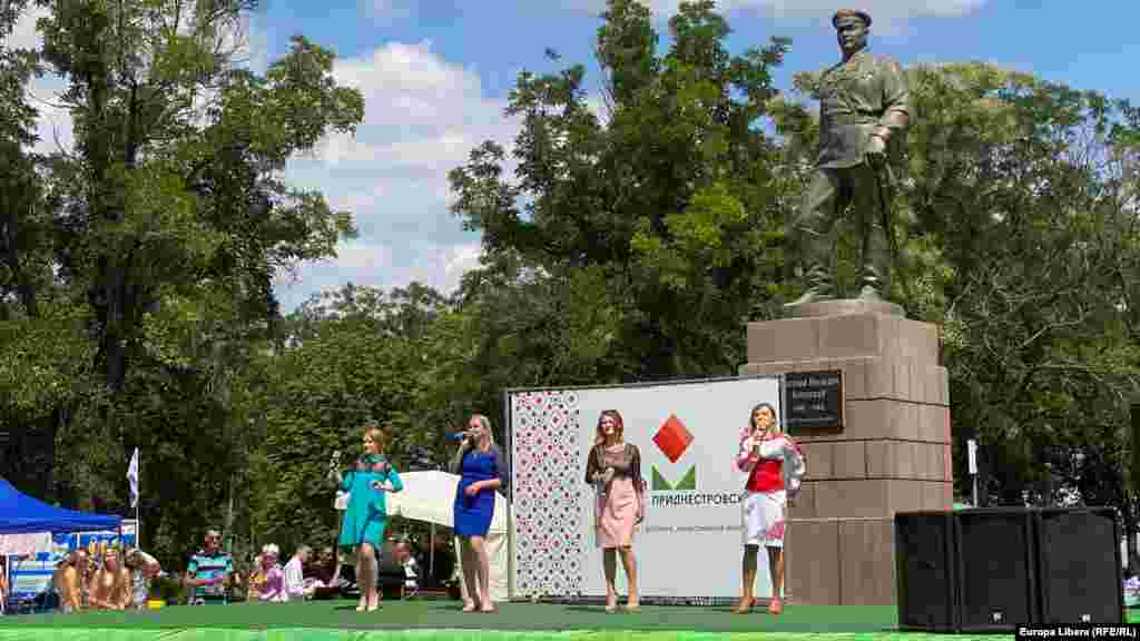 Expoziția „Cumpără produse transnistrene” în parcul Pobeda (Victoria) de la Tiraspol. Cântec și voie bună la monumentul Kotovski din Tiraspol