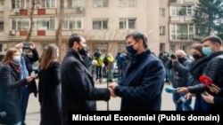 Ministrul Claudiu Năsui (stânga) l-a primit pe ministrul Turismului din Grecia în 19 martie pentru discuții despre posibilitatea deschiderii turismului între cele două țări. Ofensiva Greciei ar trebui să fie un exemplu pentru atragerea turiștilor străini, cred reprezentanții agențiilor de turism din România.