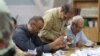Zyrtarët zgjedhorë duke numëruar votat në Iran. 29 qershor 2024.
