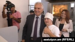 Посол ЕС в Армении Петр Свитальский в инклюзивной хлебопекарне в Гюмри