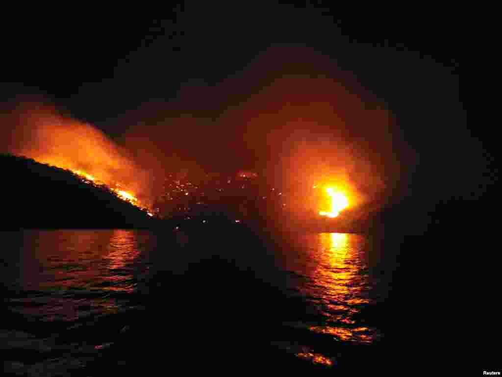 Noaptea, incendiile vegetale, cum este cel din insula Hydra, par mai sinistre decât ziua.În Grecia, pedepsele pentru incendierea pădurilor din neglijență sau deliberat au fost înăsprite în ultimii ani. În afara unei amenzi de 10.000 de euro, cei găsiți vinovați de așa ceva pot face până la 10 ani de închisoare. 