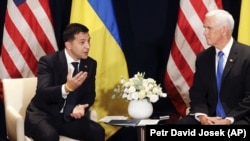 Președintele Ucrainei Volodimir Zelenski (s) și vicepreședintele SUA, Mike Pence (d) la întâlnirea comună de la Varșovia, Polonia, 1 septembrie, 2019