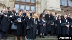 Avocații din oficiu protestează pe treptele Curții de Apel București cerând mărirea onorariilor