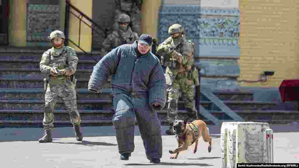 Частина з них із криками «Аллах – акбар!» намагалася втекти, але на них спустили службових собак і, в результаті, затримали