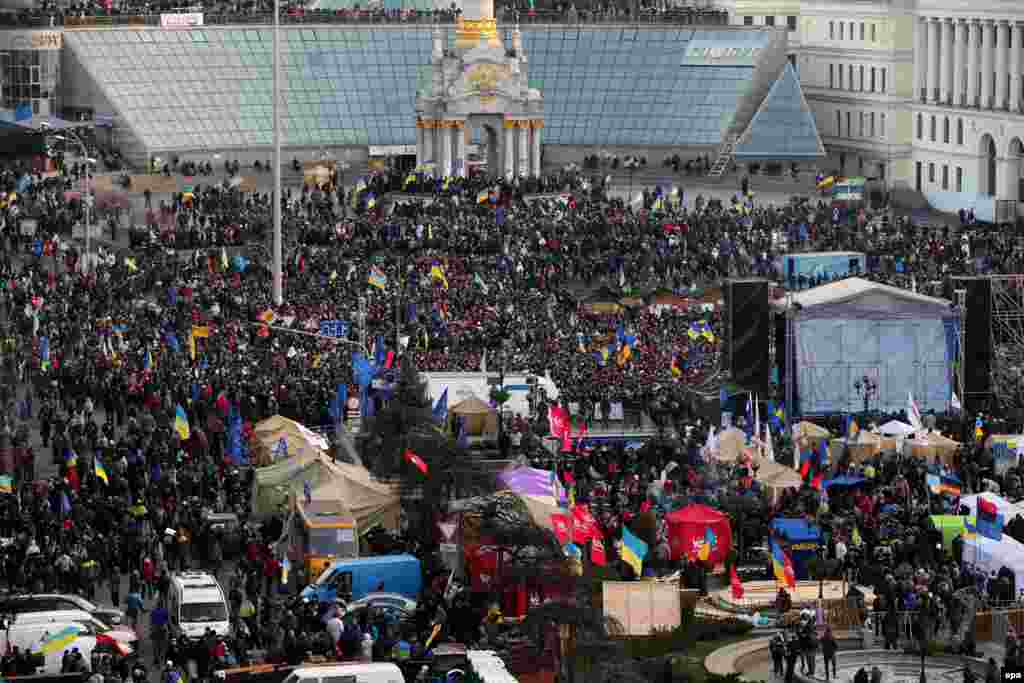 Kiyev, 3 dekabr 2013. Müstəqillik Meydanı. 