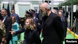 Kryeministrja e Italisë, Giorgia Meloni, dhe kryeministri shqiptar Edi Rama, inspektojnë punimet në qendrën për pranimin dhe strehimin e emigrantëve në Shëngjin, Shqipëri, 5 qershor 2024. 