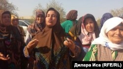 Оқушы қыздардың мектепке орамалсыз баруына қарсы ата-аналар мектеп алдына жиналып тұр. Фердауси, Мақтарал ауданы Түркістан облысы, 4 қыркүйек 2018 жыл.