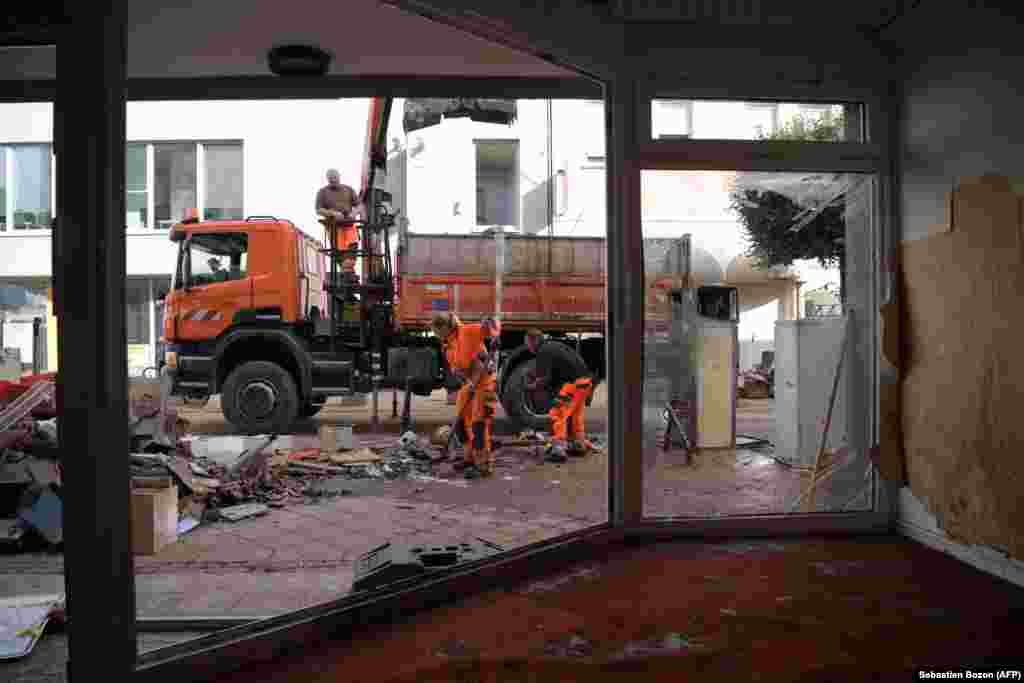 Punëtorët komunalë heqin rrënojat dhe mbetjet e tjera në rrugët e Euskrishenit, në perëndim të Gjermanisë më 18 korrik. Përmbytjet në Gjermani konsiderohen si fatkeqësia më e keqe natyre që ky shtet ka përjetuar ndonjëherë. 