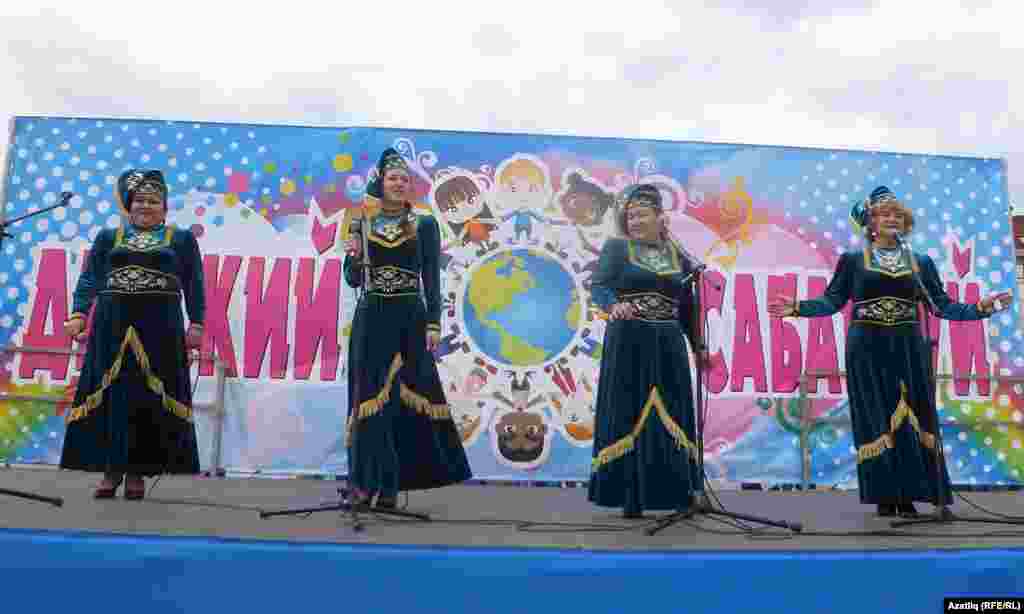 Сабантуйда "Умырзая" ансамбле чыгышы