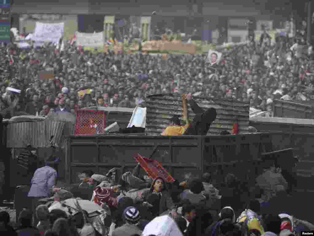 حمله طرفداران حسنی مبارک، رئيس جمهور مصر، به مخالفان وی در ميدان تحرير قاهره