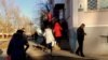 Жителі Керчі в черзі за отриманням поліса обов'язкового медичного страхування
