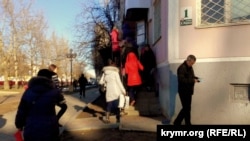 Жителі Керчі в черзі за отриманням поліса обов'язкового медичного страхування