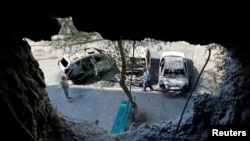 Mașini distruse după un bombardament în orașul Energodar din regiunea Zaporojie, ocupat de ruși, 30 august 2022.