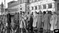 Ushtria e Kuqe në Sheshin e Kuq në nëntor të vitit 1922, pak kohë pasi shteti shënoi pesëvjetorin e marrjes së pushtetit nga bolshevikët. 