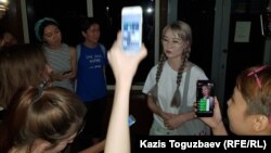 Саяси диссидент Арон Атабектің қызы Айдана Айдарханның полиция бөлімшесінен шыққан сәті.14 шілде 2019 жыл.