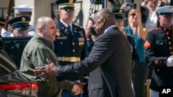 Lloyd Austin amerikai védelmi miniszter (jobbra) üdvözli Rusztem Umerov ukrán védelmi minisztert a washingtoni Pentagonban július 2-án