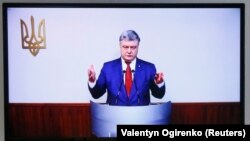 Украина президенті Петр Порошенко экс-президент Виктор Януковичтің ісі бойынша сотта бейне байланыс арқылы жауап беріп тұр. Киев, 21 ақпан 2018 жыл.