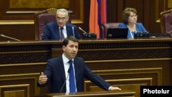 Օմբուդսմեն Կարեն Անդրեասյանը Ազգային ժողովում ներկայացնում է իր ամենամյա զեկույցը, 26-ը հոկտեմբերի, 2015թ․