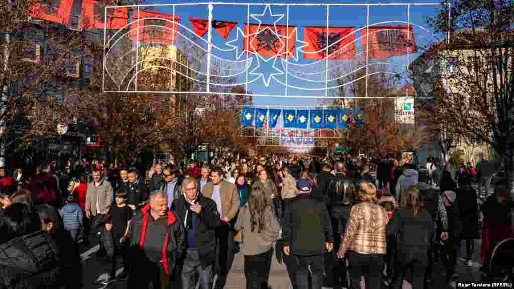 Aktiviteti kryesor i shënimit të 28 Nëntorit, u zhvillua në qytetin e Vlorës në Shqipëri, vend ky ku udhëheqësit politikë shqiptarë të asaj kohe e shpallën pavarësinë. Sivjet, krahas udhëheqësve politikë të Shqipërisë, në Vlorë, pjesëmarrës ishte edhe kryeministri i Kosovës, Albin Kurti. 