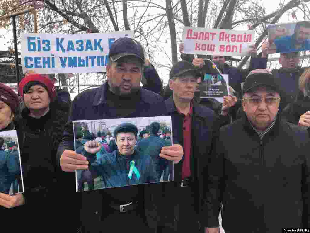 Еске алу акциясын қарапайым киім киген он шақты полиция қызметкері сырттай бақылап жүрді. Құран оқып жатқан кезде бір полицей суретке түсіре бастап еді, белсенділер оны қуып жіберді. Шымкент, 27 ақпан 2020 жыл.