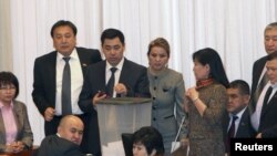 Депутаты Жогорку Кенеша. Фото из архива, декабрь 2010 г.