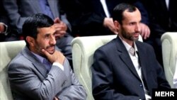 حمید بقایی در کنار محمود احمدی نژاد (عکس از آرشیو)