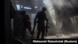 Militar ucrainean în zona industrială a orașului Severodonețk, regiunea Luhansk, 20 iunie 2022