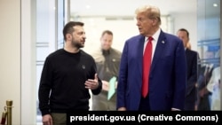 Presidenti amerikan Donald Trump (djathtas) me presidentin ukrainas, Volodymyr Zelensky. Fotografi nga arkivi.
