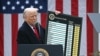Presidenti i Shteteve të Bashkuara, Donald Trump, me listën e tarifave reciproke.