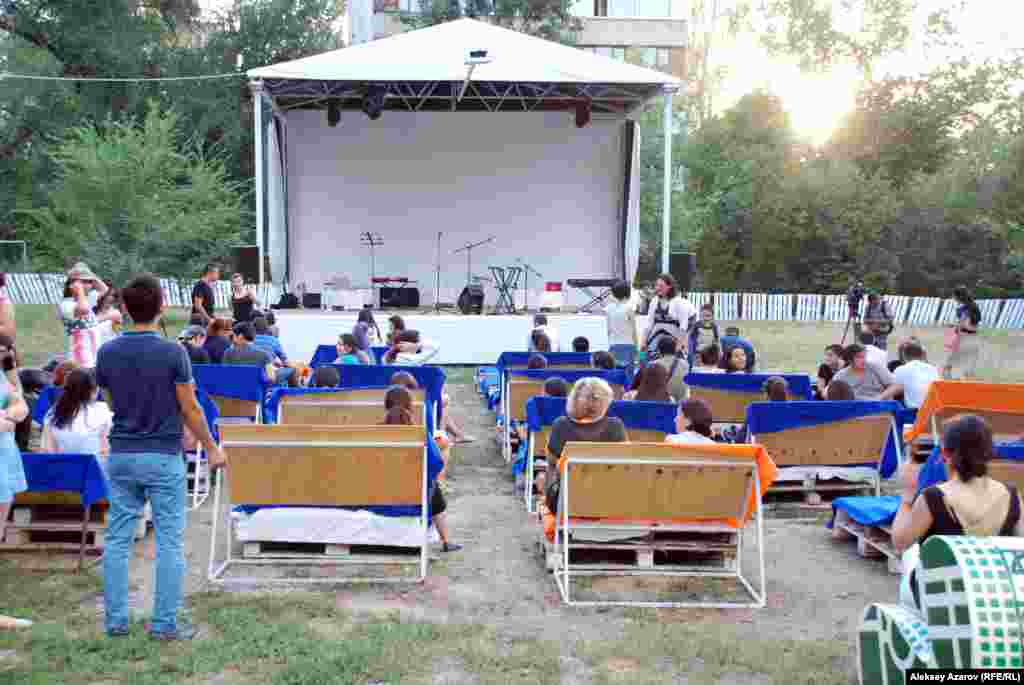 Фестиваль Алматы орталығындағы ArtPoint алаңында өтті. Бұрын бұл жерде 1930-жылдардың саясат және мәдениет қайраткерлерінің үйлері болған. Үйлерді күреп тастаған соң, қаржылық дағдарыс басталып, бұл жерде ешқандай құрылыс болмады. Кейіннен бос жерді сахна орнатып, мәдени шаралар өтетін алаңға айналдырды. 