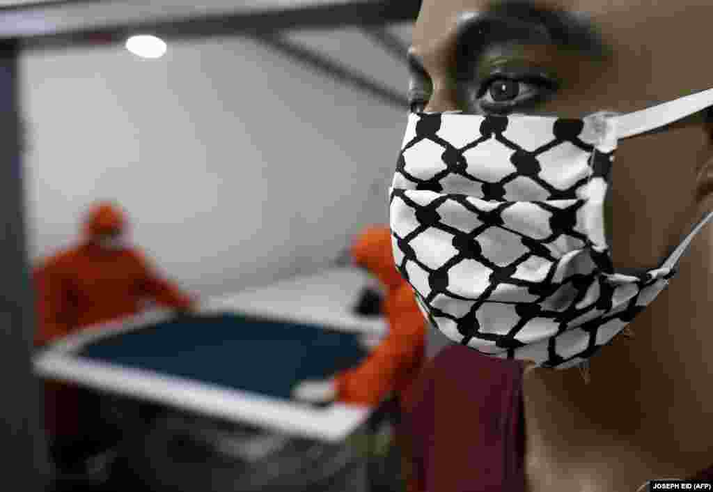 Maska sa šarama kefije, marame koju Palestinci nose kao simbol patnje. Ova maska nalazi se na lutki u izlogu jedne krojačnice u Palestini u izbegličkom kampu Burj al Barjaneh u Libanu. 