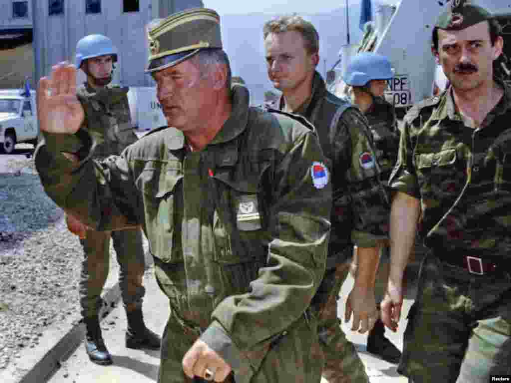 6 avqust 1993-cü il. Mladic Sarayevo hava limanına gəlib şəhərə təchizat üçün iki yolun açılmasını və serb hərbi qüvvələrinin İgman şəhərindən çıxarılmasını müzakirə edir.