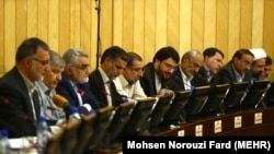 قرائت گزارش کمیسیون برجام، و نیز ارجاع طرح برجام به کمیسیون امنیت ملی، اختلاف نظر‌هایی را در میان اصولگرایان مجلس برانگیخته است.