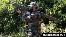 Libanoni Hezbollah-harcos iráni gyártmányú légvédelmi rakétával az izraeli határon