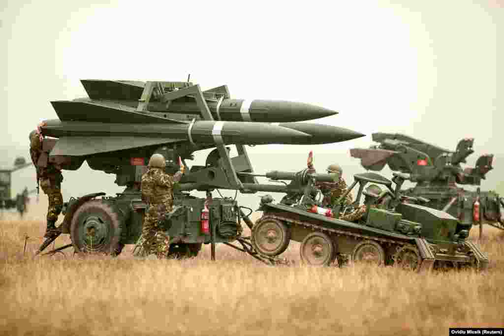 Sistemi raketor tokë-ajër HAWK Në njoftimin e Departamentit amerikan të Shtetit u tha se paketa e fundit e armëve do të përfshijë “municione të mbrojtjes ajrore”, që nuk u specifikuan se çfarë do të jenë. Por, Associated Press pretendoi se Ukrainës do t’i jepet sistemi HAWK. Ky sistem i raketave është përdorur për herë të parë nga ushtria amerikane më 1959. Ky lloj raketash të vjetra raportohet se ka qenë efektiv kundër dronëve Shahed, të prodhuar nga Irani, të cilët lëvizin ngadalë.